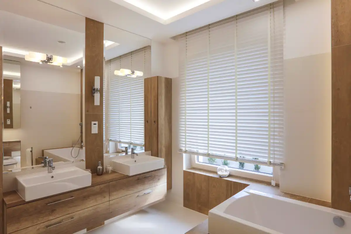 Modernes Badezimmer mit Holzdekor und großen Fenstern