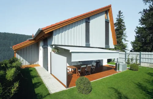 Modernes Einfamilienhaus mit Terrasse und Überdachung