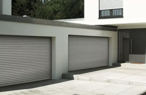 Einfahrt mit Garagenrolltor