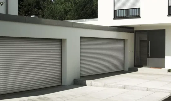 Einfahrt mit Garagenrolltor