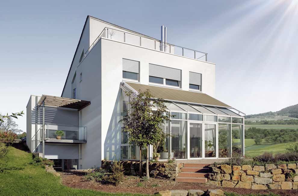 Wintergartenmarkise auf Glasdach an einem Haus