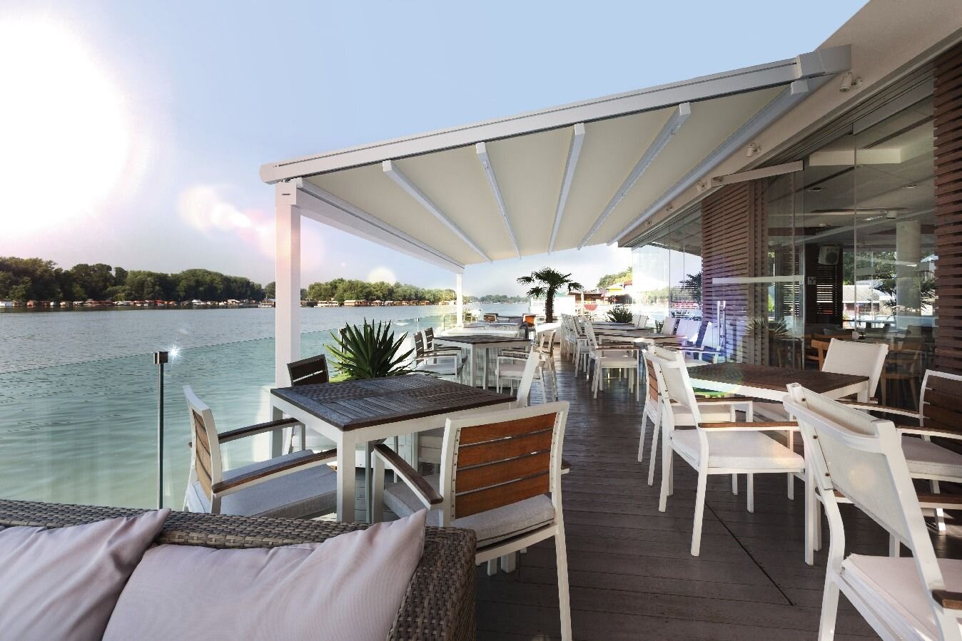 Pergola-Markise über einer Terrasse mit Bestuhlung
