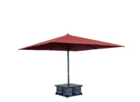 Großer roter Sonnenschirm mit stabilem Sockel