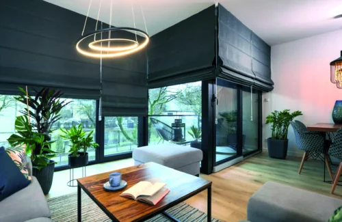 Modernes Wohnzimmer mit stilvoller Beleuchtung und großen Fenstern