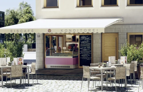 Gemütliches Eiscafé mit Außenbereich und Markise