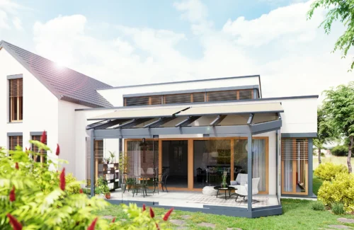 Modernes Haus mit Wintergarten und gepflegtem Garten