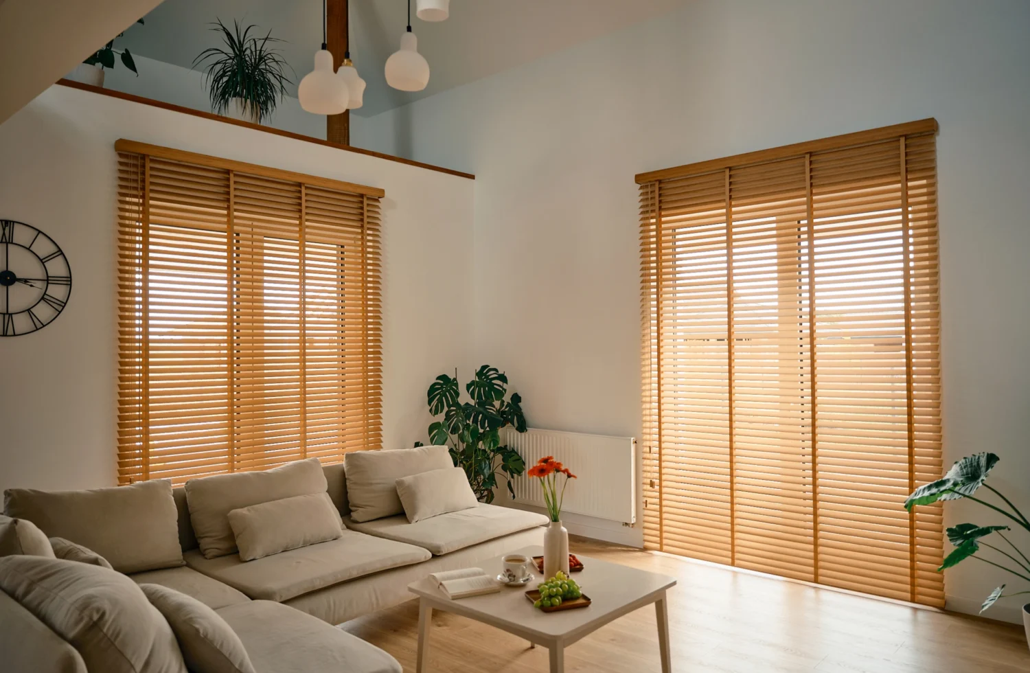 Modernes Wohnzimmer mit Holzjalousien und bequemer Couch